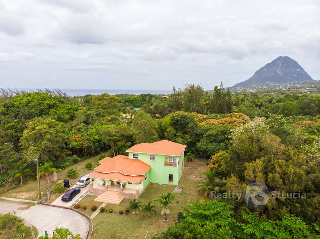 house nd land in st lucia west driveway