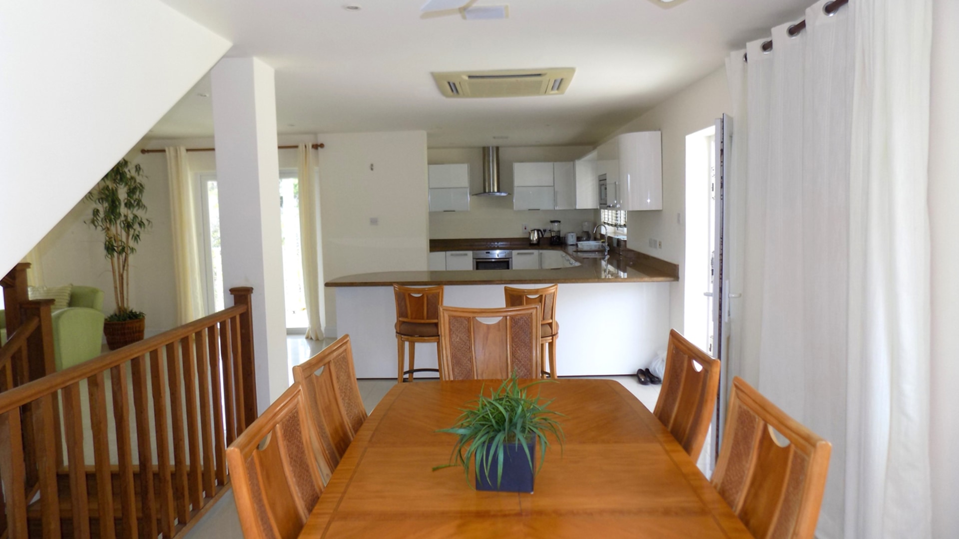 Villa for sale cap estate allamanda dining