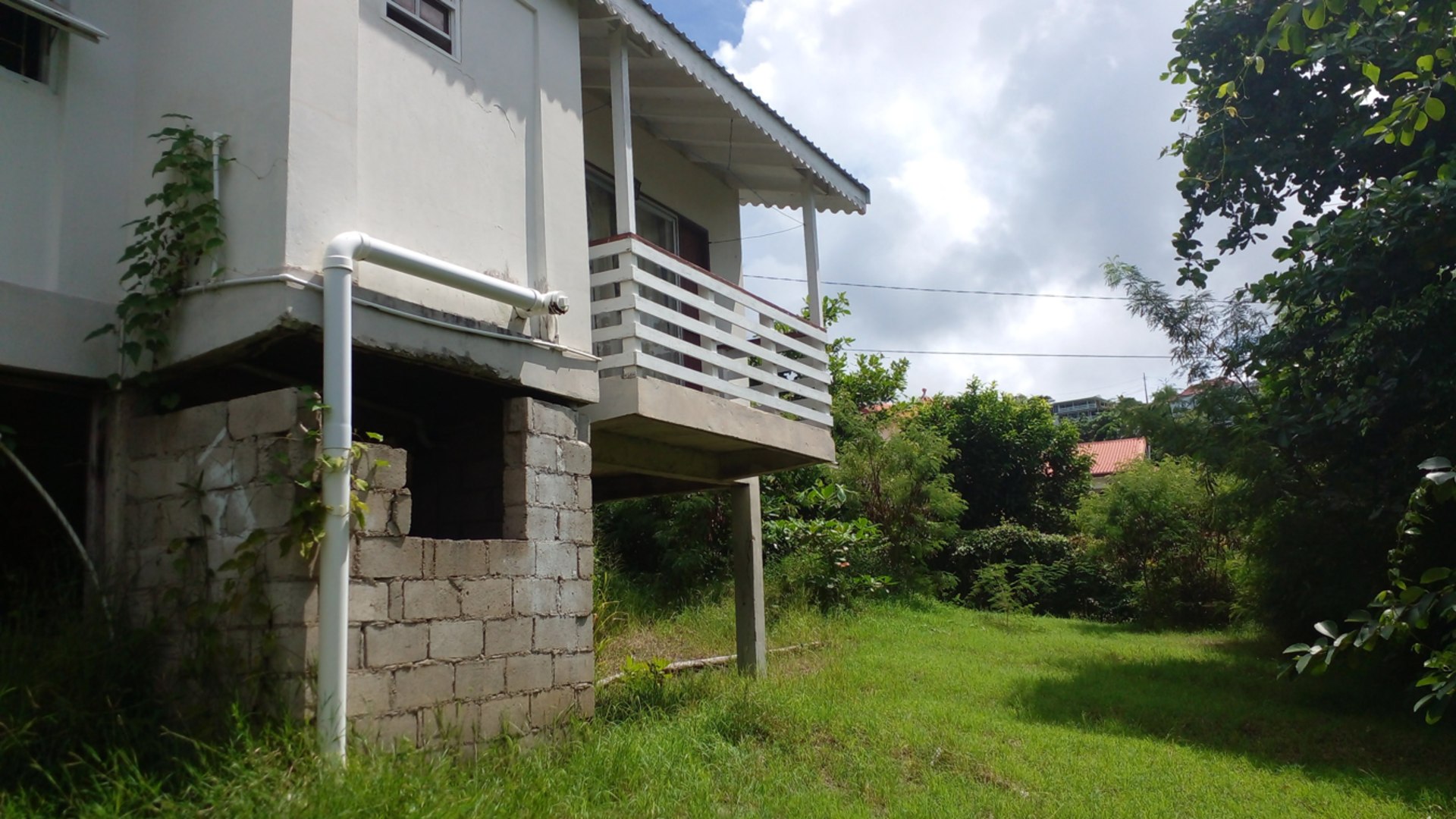 Rodney Bay, St lucia real estate fixer upper yard