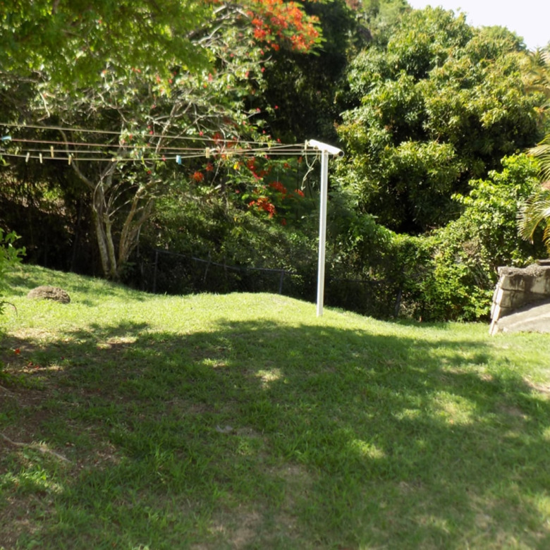 st lucia real estate 2 bedroom Cozzy Cottage For Rent at Cap Estate, St. Lucia yard
