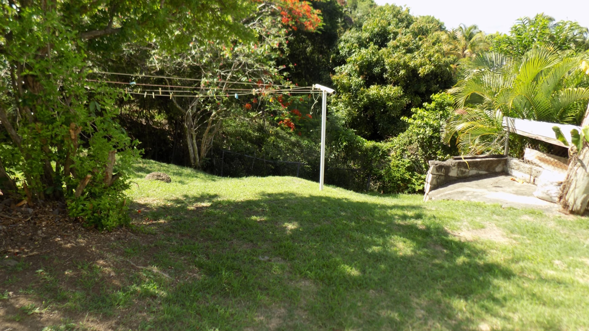 st lucia real estate 2 bedroom Cozzy Cottage For Rent at Cap Estate, St. Lucia yard