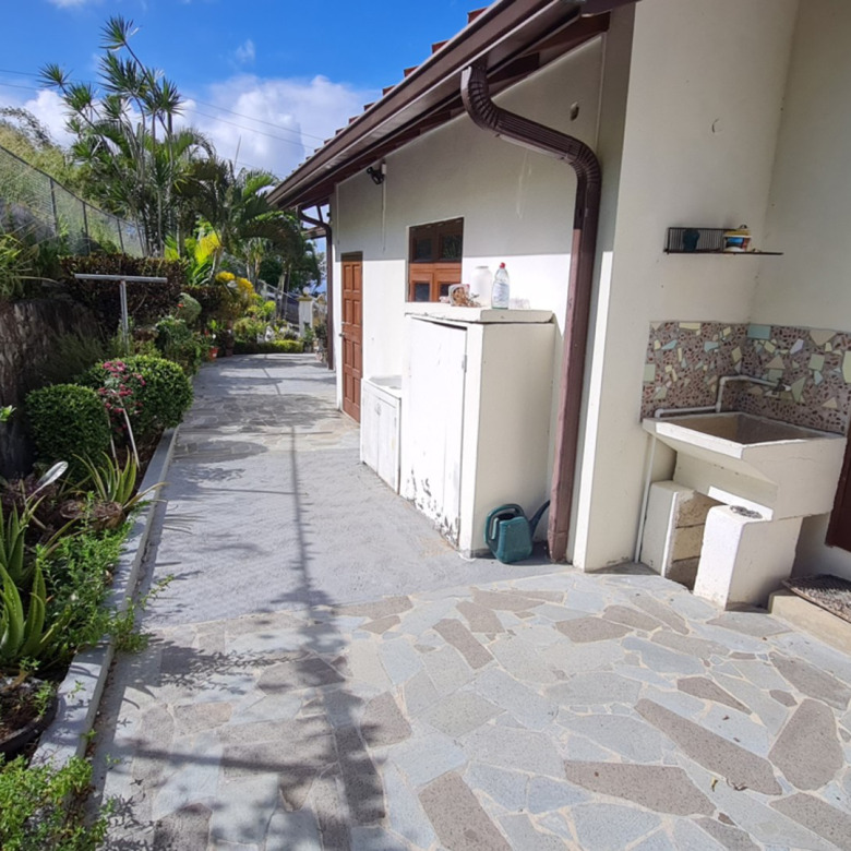 st lucia real estate Private Villa For Rent At Morne Fortune for rent yard