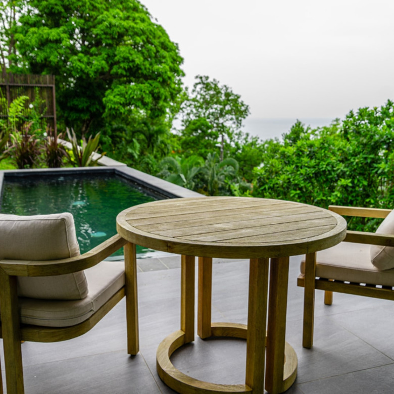 house and land in st lucia pond