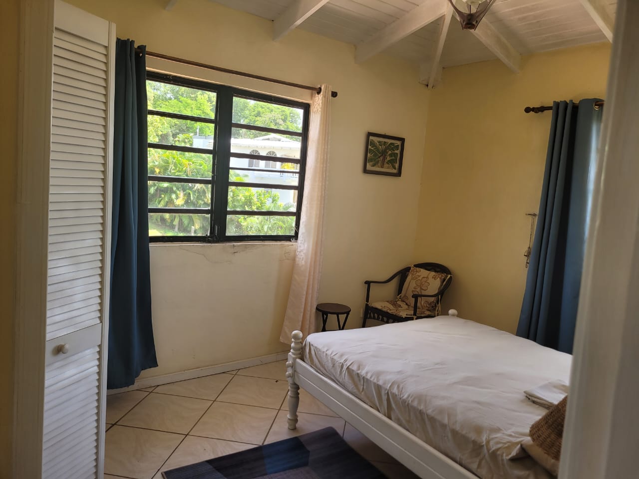 3 bed 2 bath Good view Close to Gablewoods Upstairs Apartment Furnished A/C