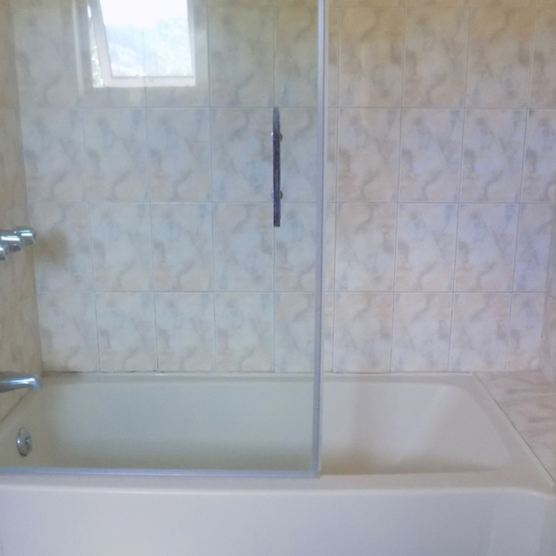 St Lucia real estate BEAUSEJOUR 3-BED HOUSE FOR RENT tub