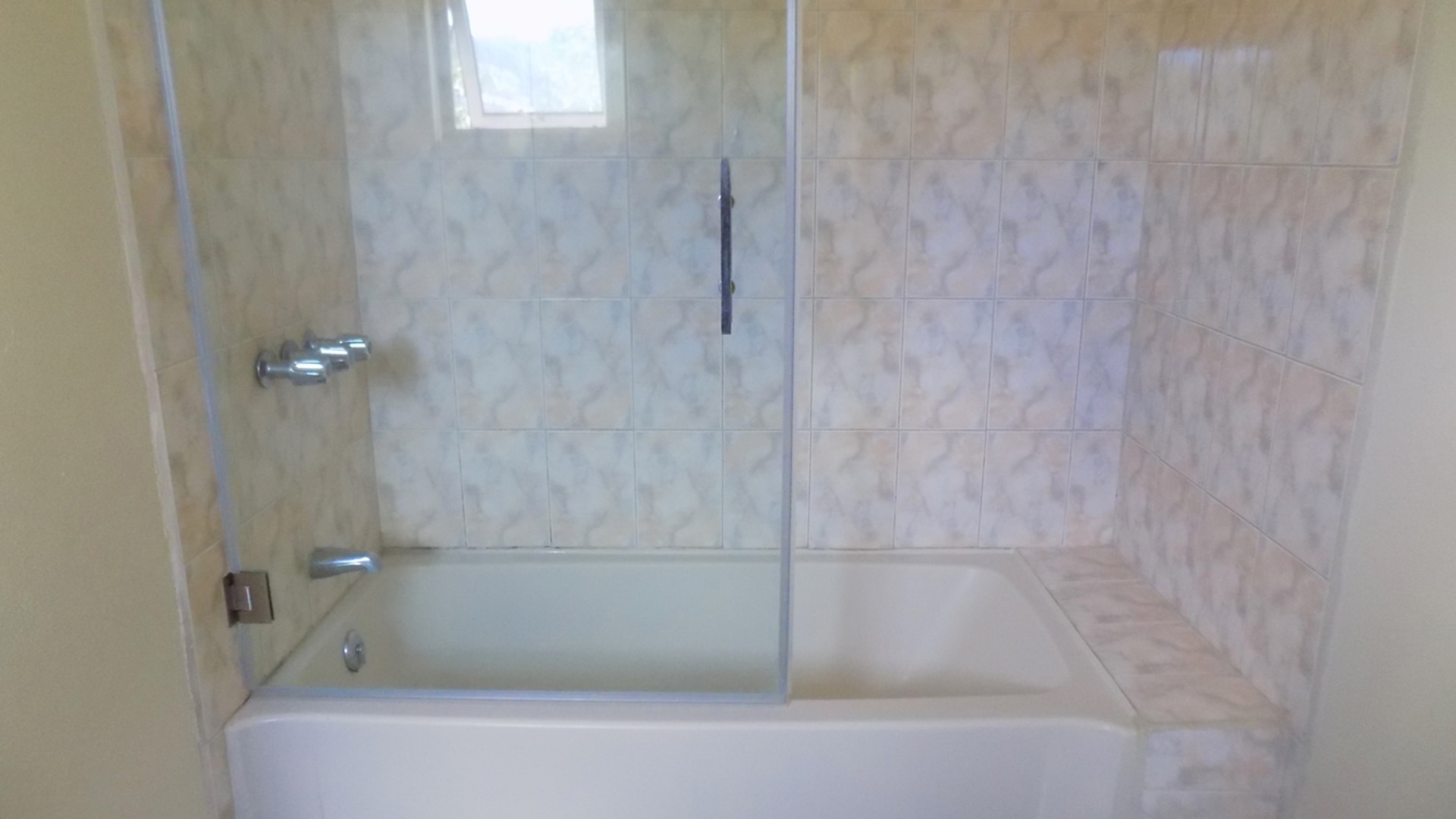 St Lucia real estate BEAUSEJOUR 3-BED HOUSE FOR RENT tub