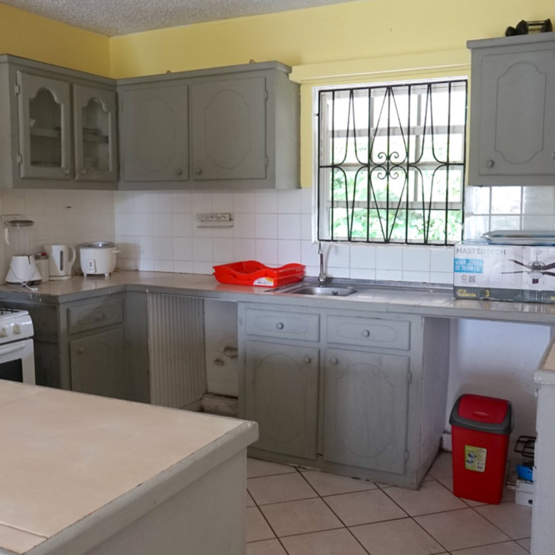 St Lucia real estate HOLLINS DRIVE 3 BED APT. IN RODNEY BAY stove