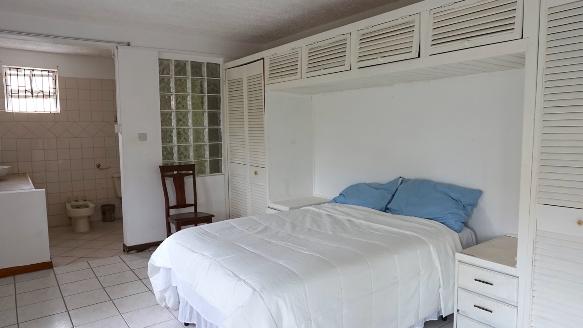St Lucia real estate HOLLINS DRIVE 3 BED APT. IN RODNEY BAY white bed