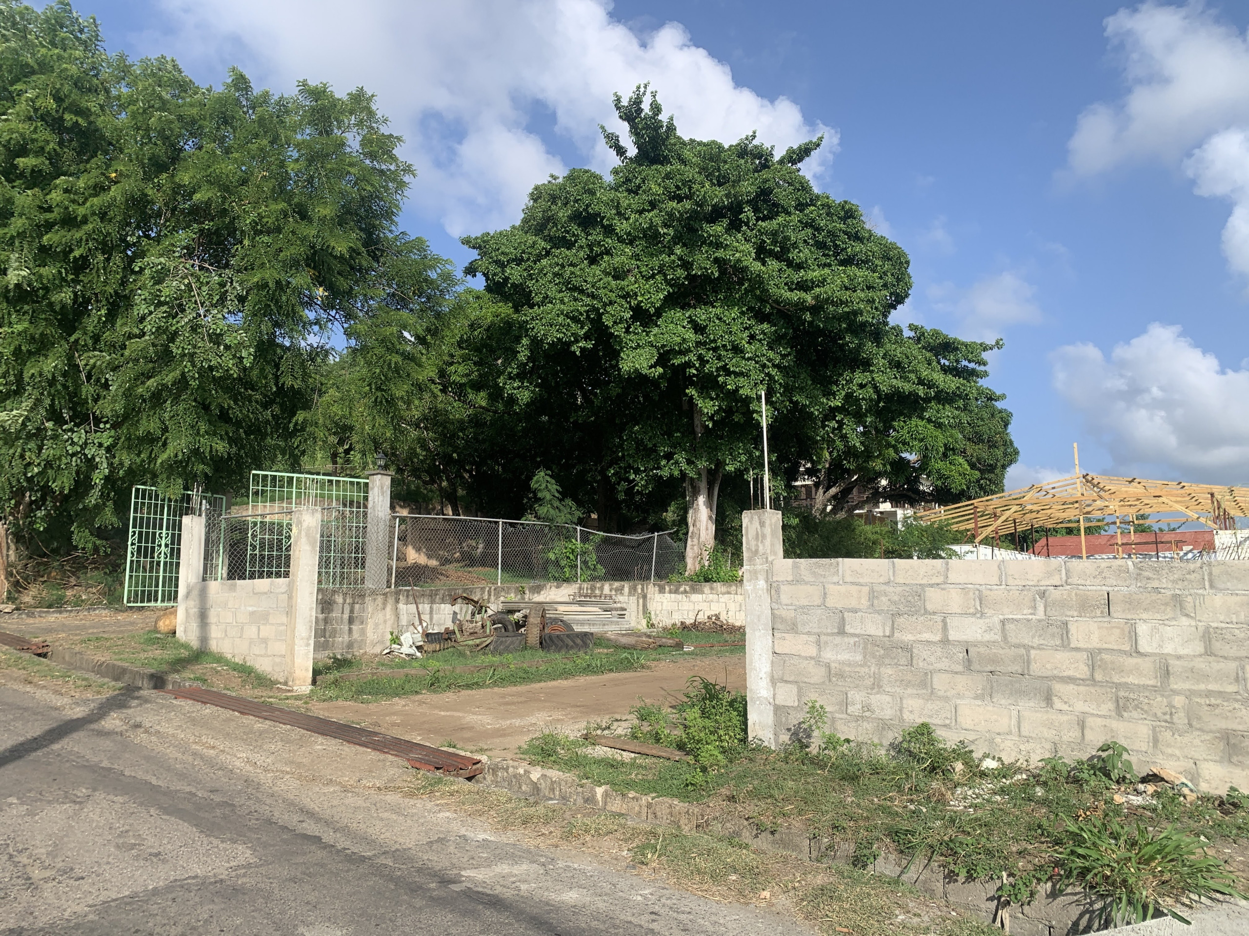 House And Land For Sale in Cas en Bas