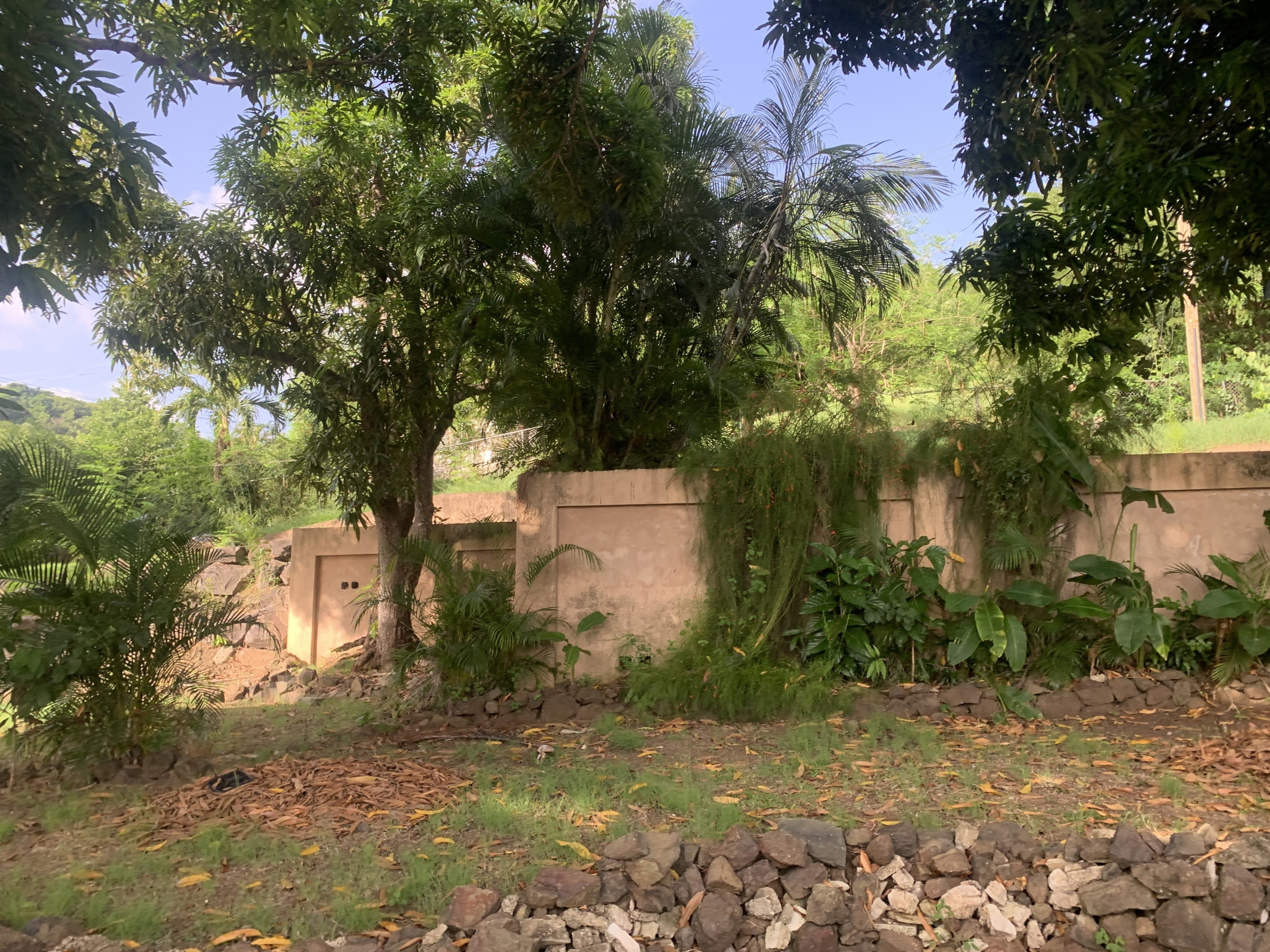 House And Land For Sale in Cas en Bas