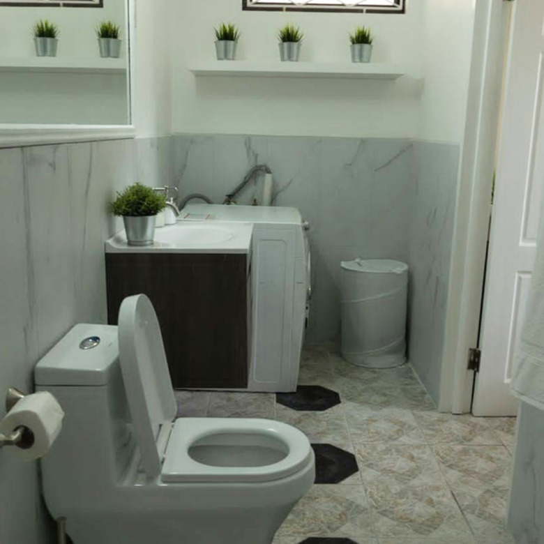 st lucia real estate REDUIT ORCHARD APARTMENT #6 FOR RENT toilet