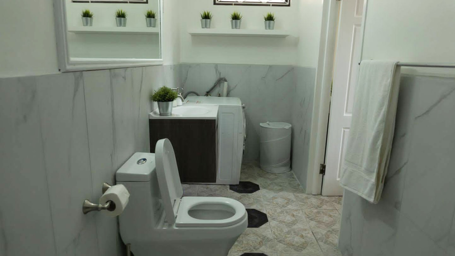 st lucia real estate REDUIT ORCHARD APARTMENT #6 FOR RENT toilet