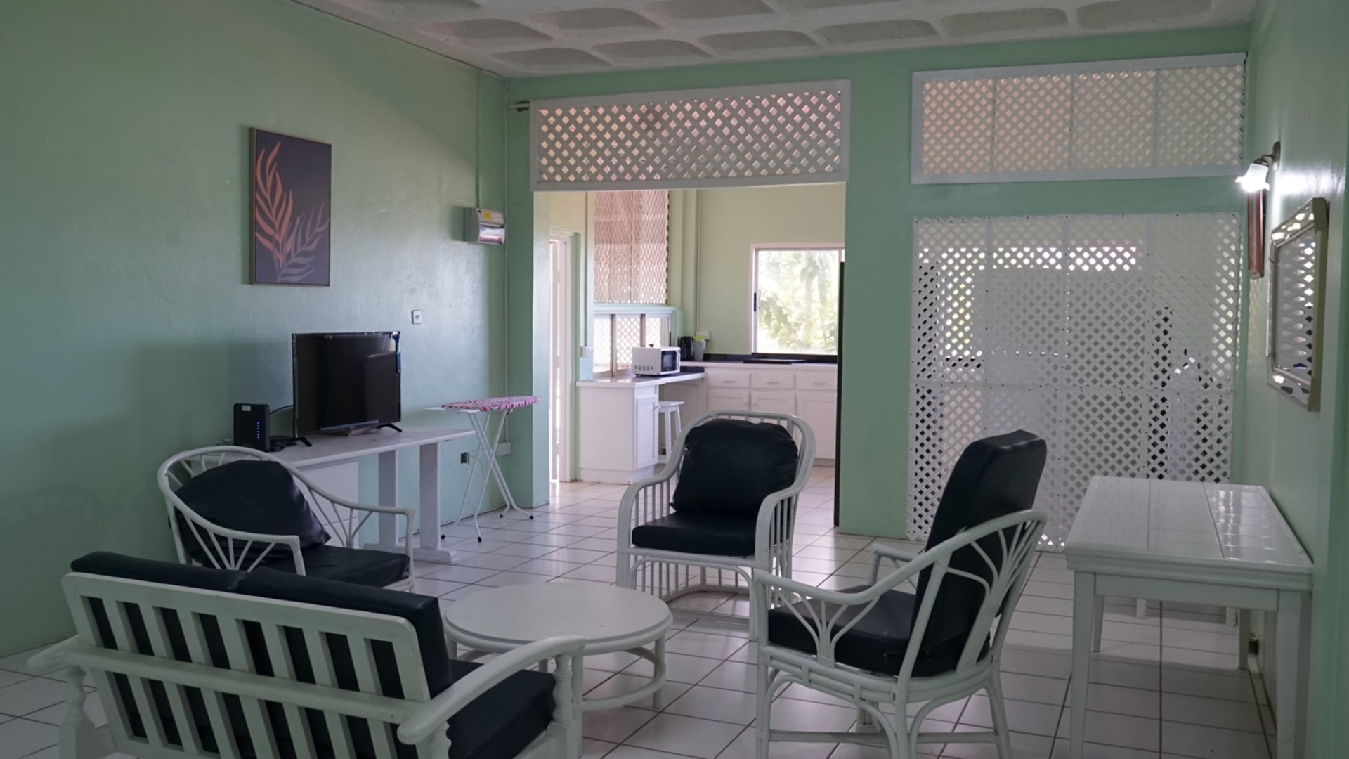 st lucia real estate SUNNY ACRES 2 BED APT.- Castries, St. Lucia for rent table and chairs
