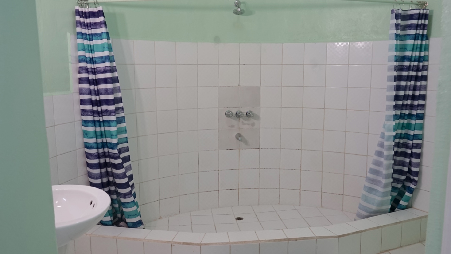 st lucia real estate SUNNY ACRES 2 BED APT.- Castries, St. Lucia for rent bath
