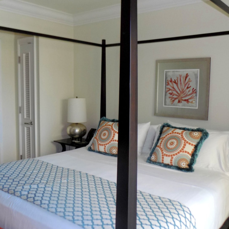st lucia real estate THE LANDINGS UNIT NO 723- Gros Islet, St. Lucia for rent 4 post bed