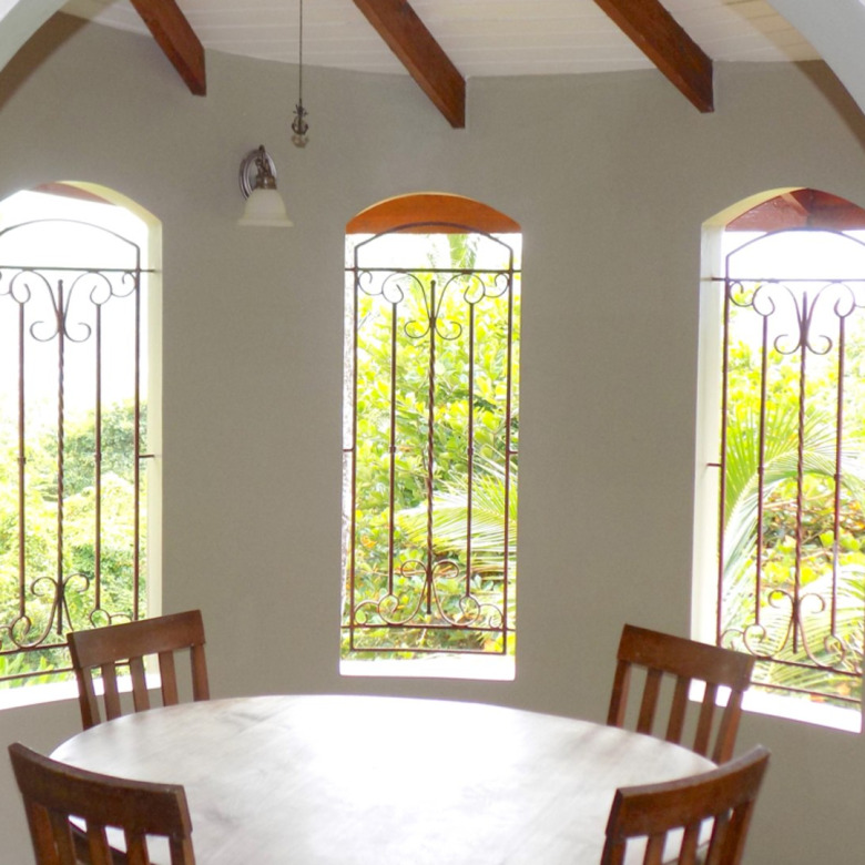 St Lucia real estate : HARBOUR VIEW VILLA FOR RENT round table