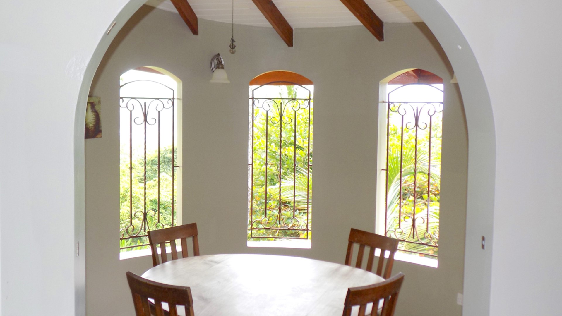 St Lucia real estate : HARBOUR VIEW VILLA FOR RENT round table