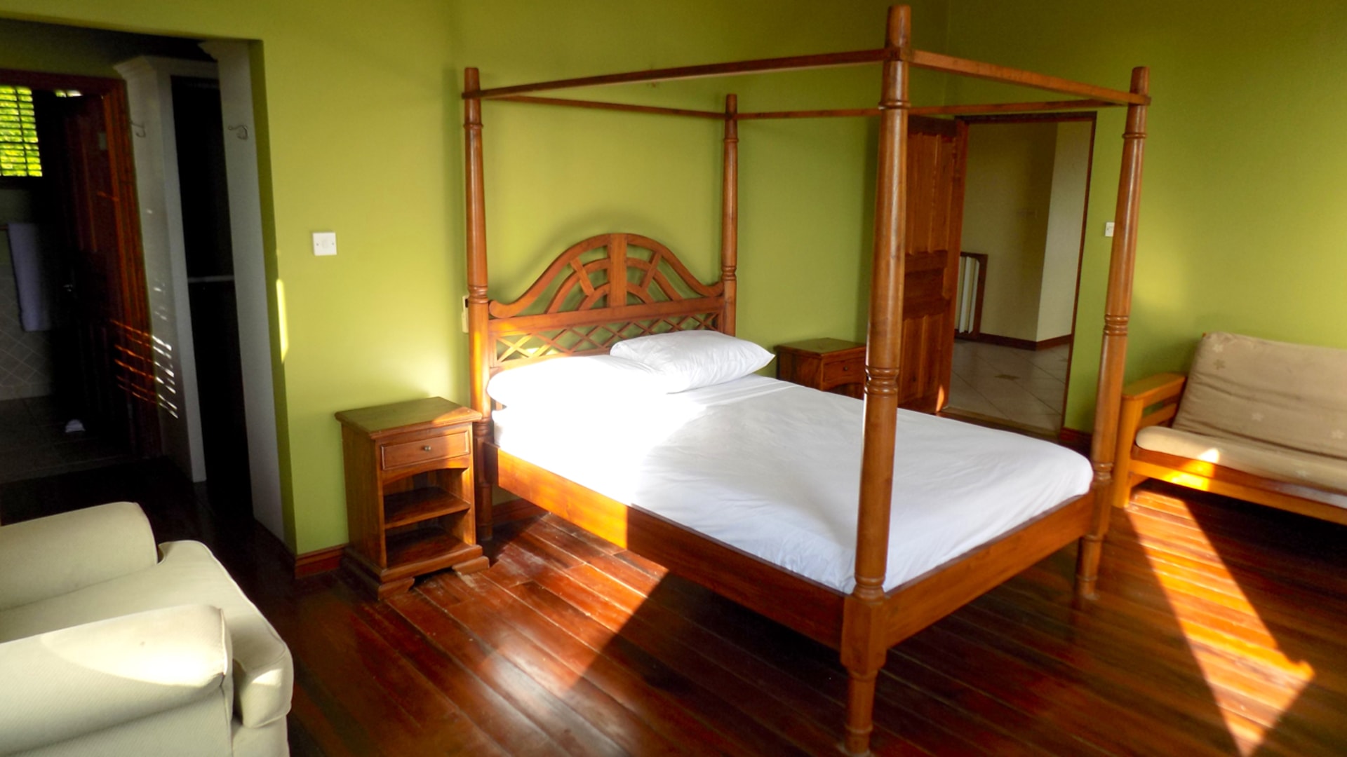 St Lucia real estate : HARBOUR VIEW VILLA FOR RENT four poster