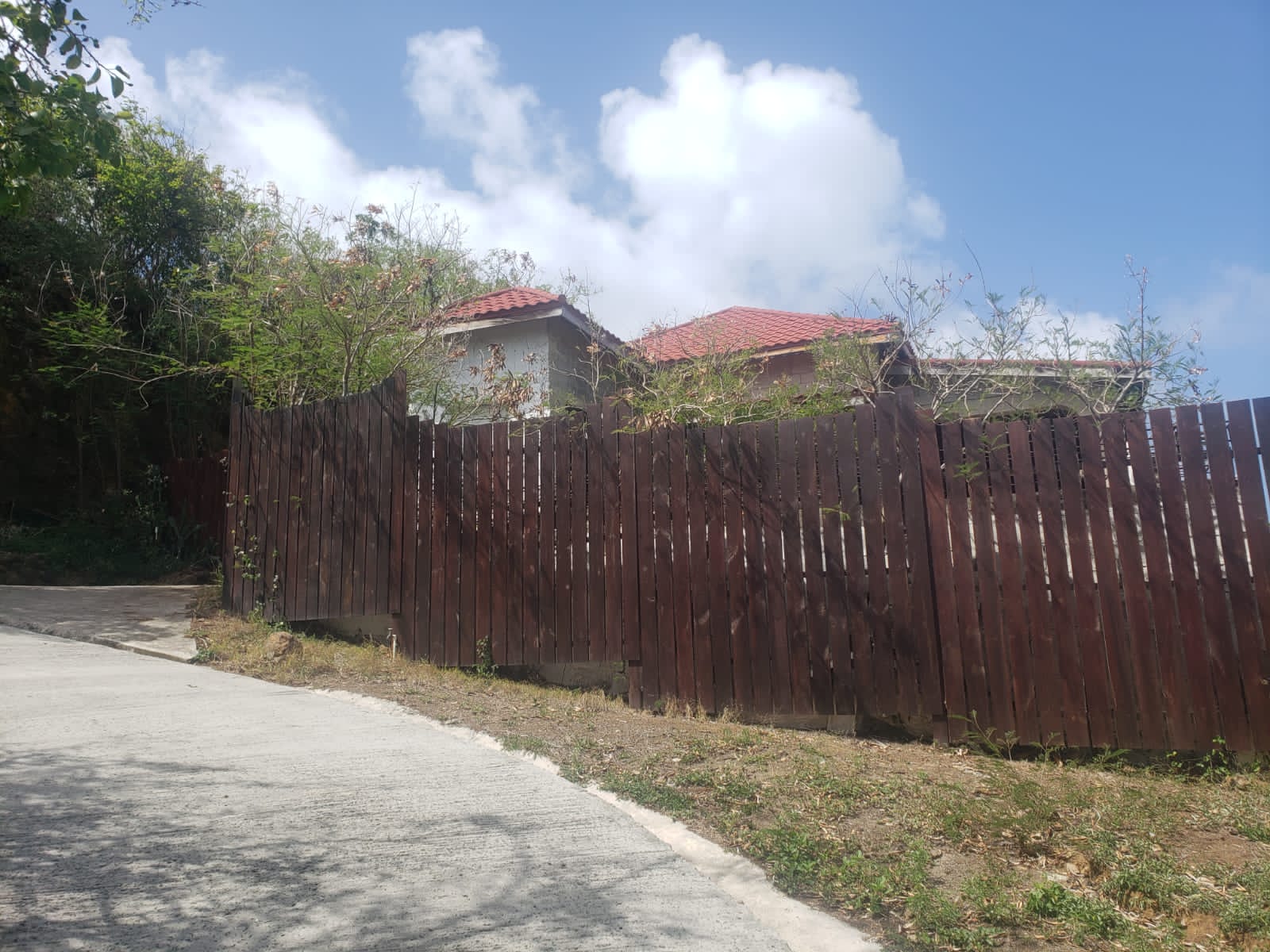 07117982-e625-479e-bc9e-58dd6f93cbd3 Unfinished Villa For Sale in Cap Estate st lucia fence