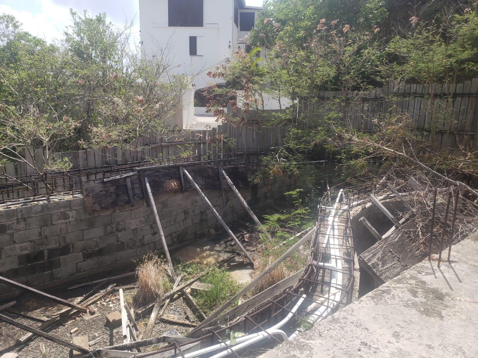 4ffa12ea-b9fa-44f0-b27b-0686d76516e4 Unfinished Villa For Sale in Cap Estate st lucia pool