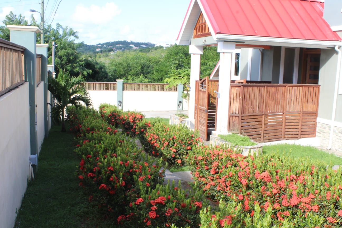 House and land for sale in St Lucia yard
