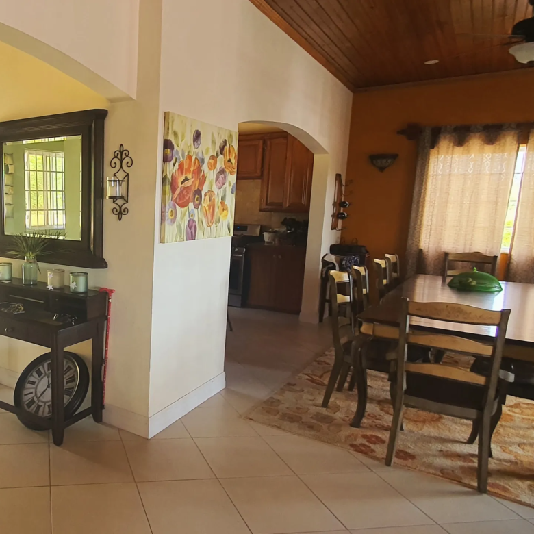 Luxury villa For Sale in Cap Estate - Villa Darcy table