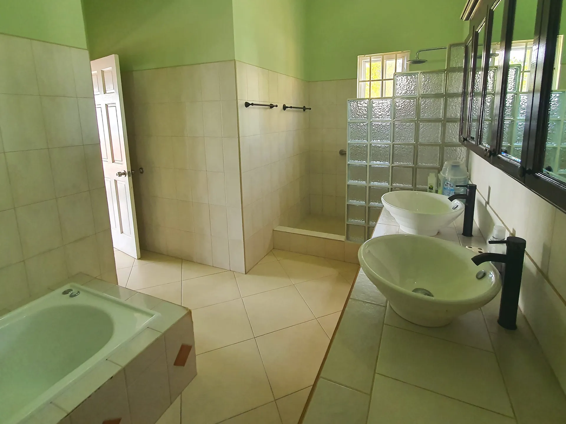 Luxury villa For Sale in Cap Estate - Villa Darcy bath1