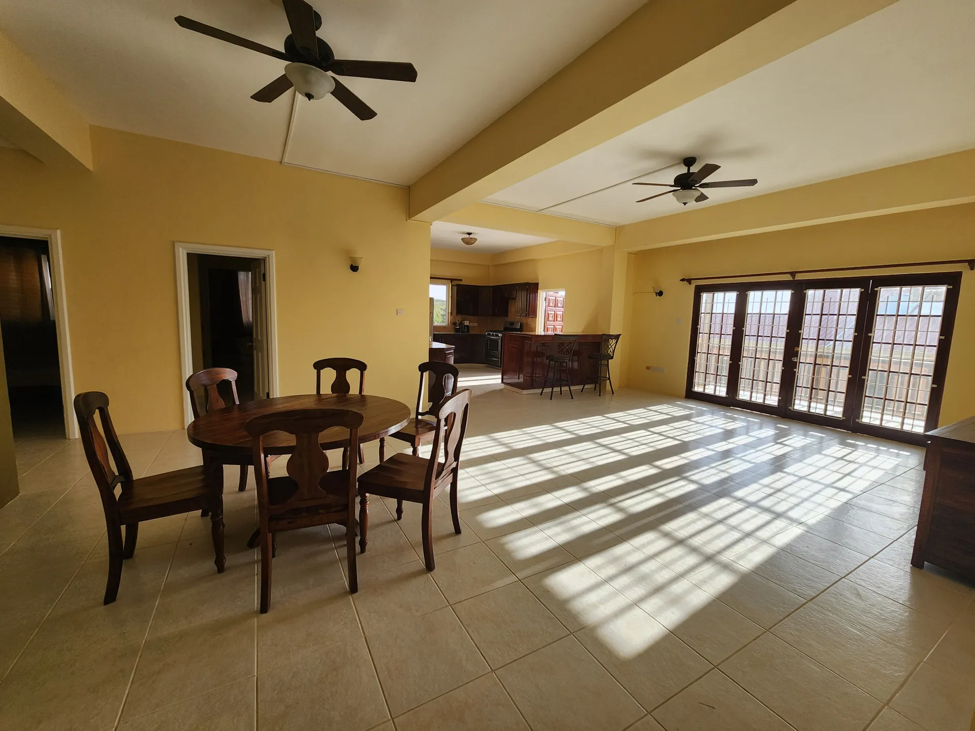 Luxury villa For Sale in Cap Estate - Villa Darcy TABLE ROUND