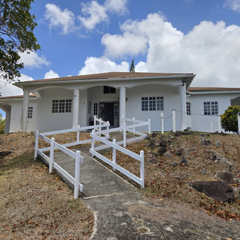 6 Bedroom House for Sale in Desruisseaux St Lucia