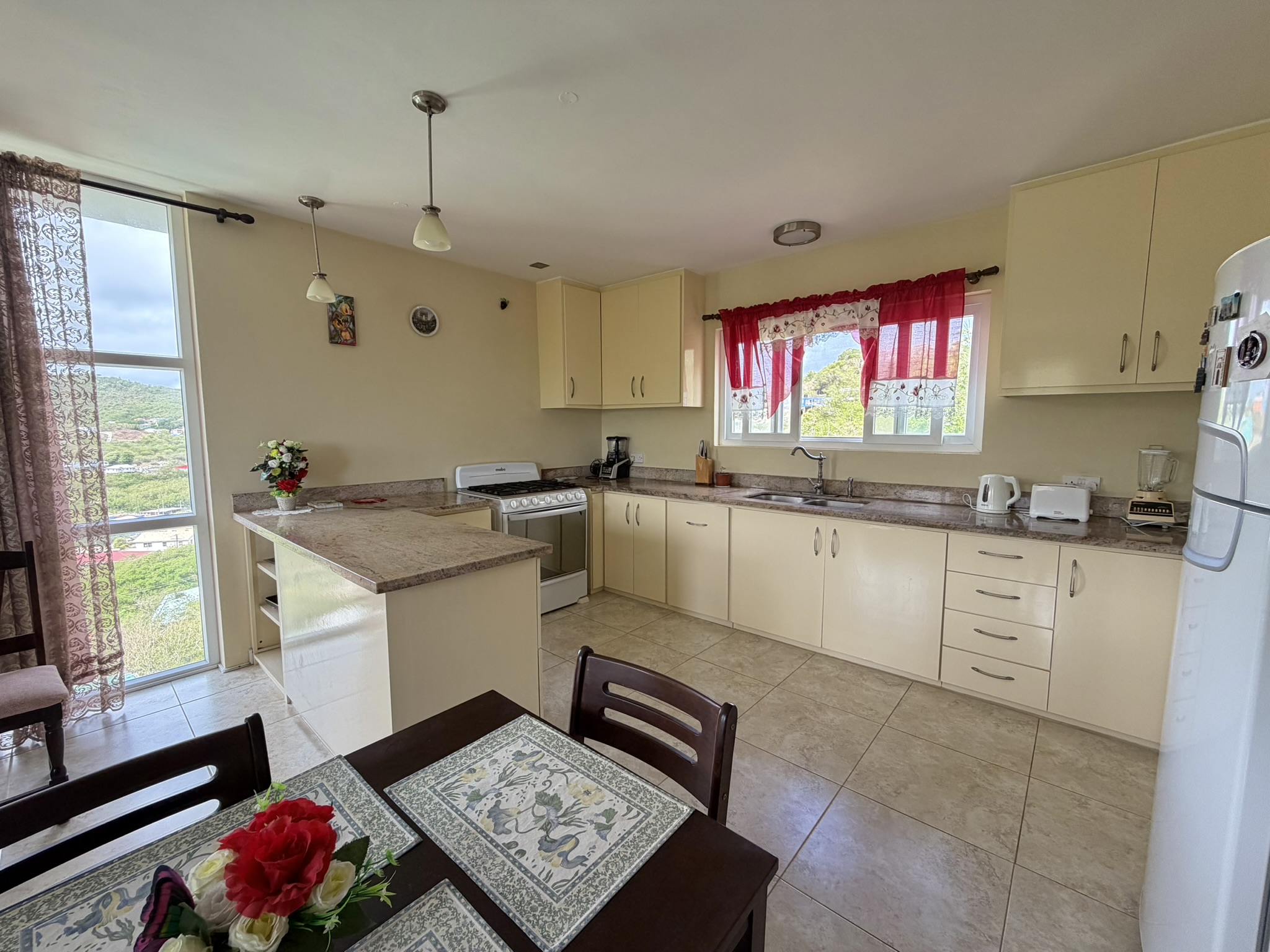 INCOME GENERATING PROPERTY WITH AMAZING SEAVIEW
