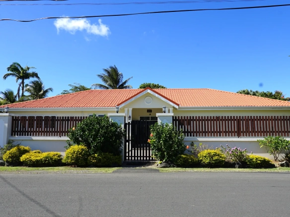 5-bedroom home for sale in Rodney Bay, St. Lucia with private pool, large garden and modern kitchen, within walking distance of Reduit Beach.